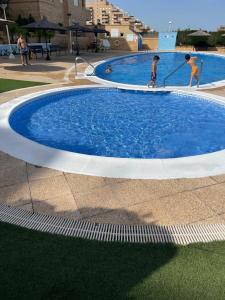 Bazén v ubytovaní APARTAMENTO ZONA MARINADOR, CERCA A LA PLAYA alebo v jeho blízkosti