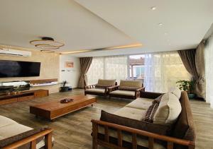 a large living room with couches and a tv at ابهار vip in Jadīd