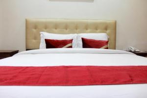 Un pat sau paturi într-o cameră la Edotel Manggala Syariah RedPartner