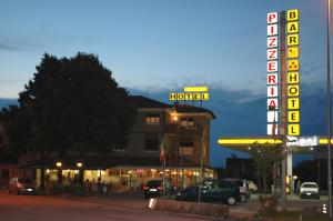 una señal de hotel frente a un estacionamiento en Hotel Da Angela, en Sedegliano