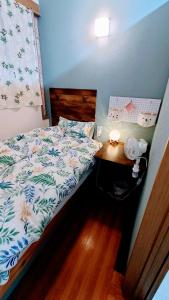Schlafzimmer mit einem Bett und einem Holztisch in der Unterkunft 宿 inn TEK-TEK in Sanuki