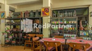 Vandhela Homestay Syariah Mitra RedDoorz tesisinde lounge veya bar alanı