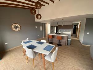 - une salle à manger et une cuisine avec une table et des chaises dans l'établissement Balcones de la pradera by Hope, à Guatapé
