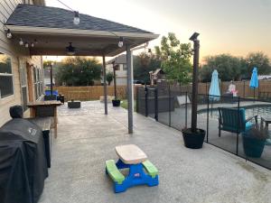 a patio with a picnic table and a pool at The Nog Inn in Pflugerville