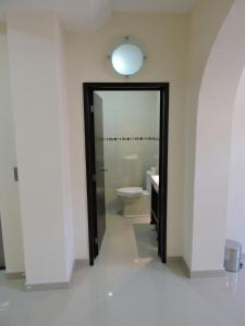 a bathroom with a toilet and a mirror at Casa Jasave Hotel in Tequisquiapan