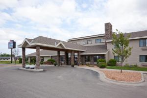 Un edificio con un estacionamiento enfrente. en AmericInn by Wyndham Thief River Falls, en Thief River Falls