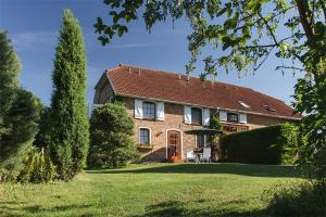 una grande casa in mattoni con tetto rosso di Pension zur Scheune a Plau am See