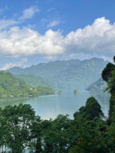 uitzicht op een rivier met bomen en bergen bij Pac Ngoi Village Homestay in Ba Be18