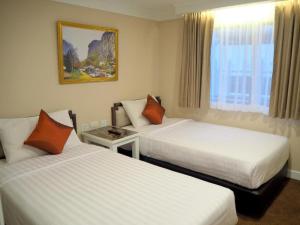 Postel nebo postele na pokoji v ubytování Kingston Suites Bangkok
