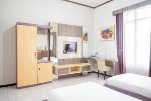 Кровать или кровати в номере My Hommy Homestay Mitra RedDoorz