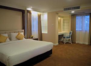 Postel nebo postele na pokoji v ubytování Kingston Suites Bangkok