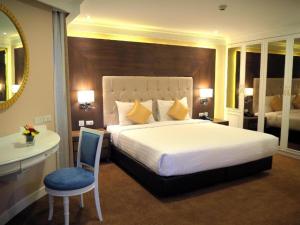 Postel nebo postele na pokoji v ubytování Kingston Suites Bangkok