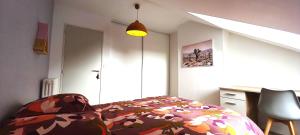 ソミュールにあるHistoire de Loire - Le Futreauのベッドルーム(ベッド1台、デスク、ランプ付)