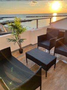 un patio con sedie, tavoli e l'oceano di Small Resort Shima - Vacation STAY 96429v a Shima