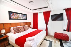 Postel nebo postele na pokoji v ubytování Hotel Embajada Real