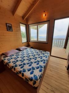 Un pat sau paturi într-o cameră la The Great Escape Homestay, Gagar, Nainital