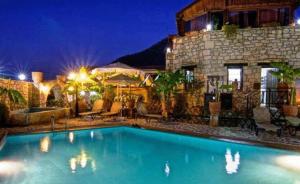 Bazén v ubytovaní Stone Village Hotel Apartments alebo v jeho blízkosti
