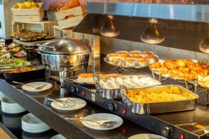 een buffet lijn met veel verschillende soorten eten bij Ramon Suites by Smart Hotels in Mitzpe Ramon