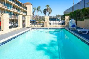 Swimmingpoolen hos eller tæt på Howard Johnson by Wyndham San Diego Hotel Circle