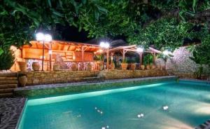 Bazén v ubytovaní Stone Village Hotel Apartments alebo v jeho blízkosti