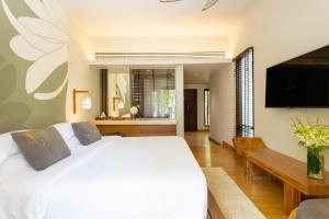 Телевизор и/или развлекательный центр в The Tubkaak Krabi Boutique Resort