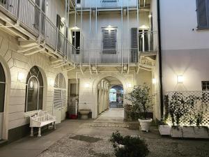 ミラノにあるPorta 92 Romanaの階段植物のある建物廊下