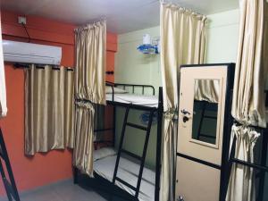 Postel nebo postele na pokoji v ubytování Ashirwad Guest House (Male Only)
