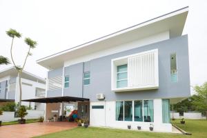 Casa moderna con patio en Desaru Arcadia Villa By Convergence, en Bandar Penawar