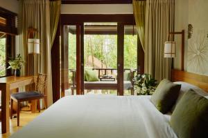 Кровать или кровати в номере The Tubkaak Krabi Boutique Resort