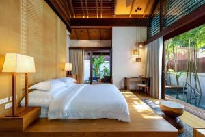 Кровать или кровати в номере The Tubkaak Krabi Boutique Resort