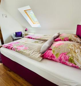 Un dormitorio con una cama con flores rosas. en APPARTEMENT Friedrich, en Zossen