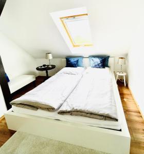 1 cama blanca grande en una habitación con ventana en APPARTEMENT Friedrich, en Zossen