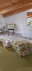 - un salon avec un lit et une chaise dans l'établissement CarmineHolidayHouse, à Pollica
