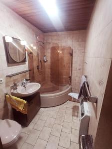 bagno con vasca, doccia e lavandino di Ferienwohnungen "Haus Daxberg" Idyllisch gelegen im Bayerischen Wald a Eppenschlag