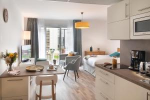 - cucina e soggiorno in camera d'albergo di DOMITYS LA ROZE DE SEINE a Saint-Aubin-lès-Elbeuf