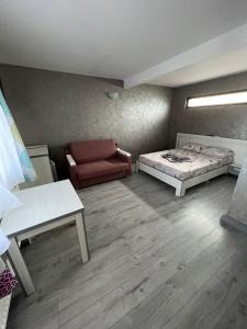 a small room with a bed and a couch at Casa Florenta in Venus