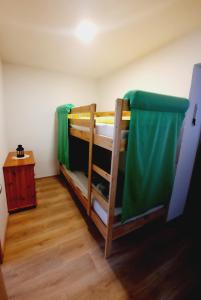 Lliteres en una habitació de Unsere Ferienwohnung in Lengenfeld.