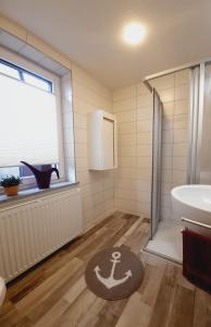 a bathroom with a bath tub and an anchor rug at Unsere Ferienwohnung in Lengenfeld. in Lengenfeld