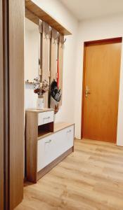 Habitación con puerta de madera y suelo de madera. en Unsere Ferienwohnung in Lengenfeld. en Lengenfeld