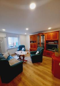 a living room with two couches and a table at Unsere Ferienwohnung in Lengenfeld. in Lengenfeld