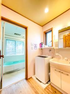 a bathroom with a sink and a washing machine at びわ湖ハイドアウト in Takashima
