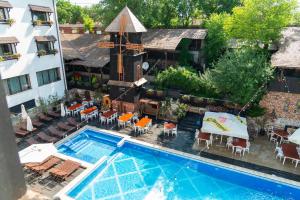 an overhead view of a swimming pool with tables and chairs at Carul din Stele in Coţofenii din Faţă