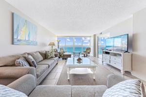 salon z kanapą i telewizorem w obiekcie Beach-front Condo w Panoramic Gulf Views and Outdoor Pool w mieście Gulf Shores