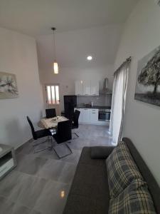 Kuchyň nebo kuchyňský kout v ubytování Apartmani Eni