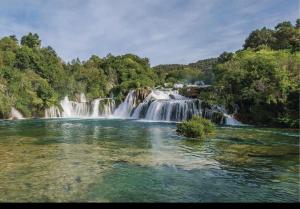 une cascade au milieu d'une rivière dans l'établissement Apartman Marko, à Šibenik