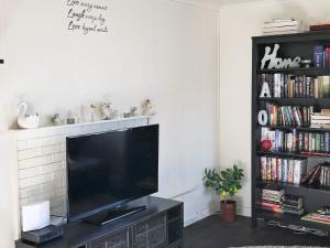 En tv och/eller ett underhållningssystem på Holiday home Utvik II