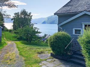 une maison avec vue sur une étendue d'eau dans l'établissement Holiday home Utvik II, à Utvik