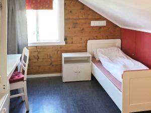 Säng eller sängar i ett rum på Holiday home Utvik II