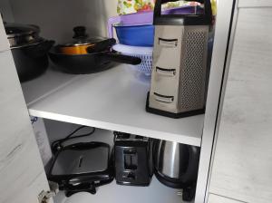 uma prateleira de frigorífico com vários utensílios de cozinha em IGLIKA 2 SNOWY NIGHT V 31 em Borovets