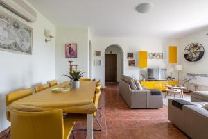 een eetkamer en een woonkamer met een tafel en stoelen bij Casa Flamenca in Canillas de Albaida